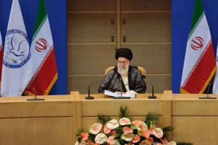 
	Aiatol&aacute; Ali Khamenei em reuni&atilde;o dos Pa&iacute;ses N&atilde;o-Alinhados, em Teer&atilde;, onde foi assinado acordo com Coreia do Norte: os dois pa&iacute;ses t&ecirc;m &quot;inimigos comuns&quot;
 (AFP)