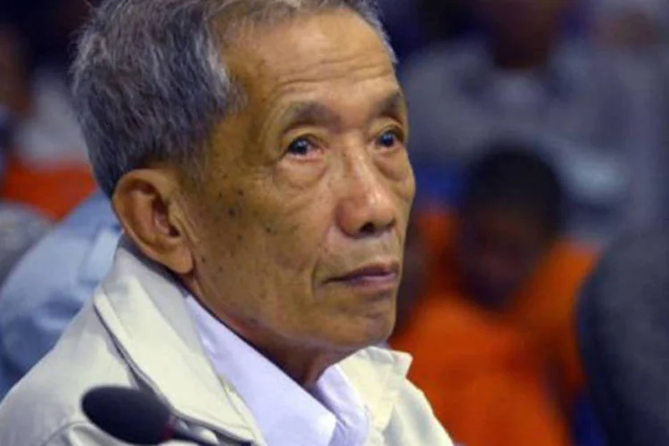Kaing Guek Eav, conhecido como Douch, no tribunal de Phnom Penh (Nhet Sokheng/AFP)