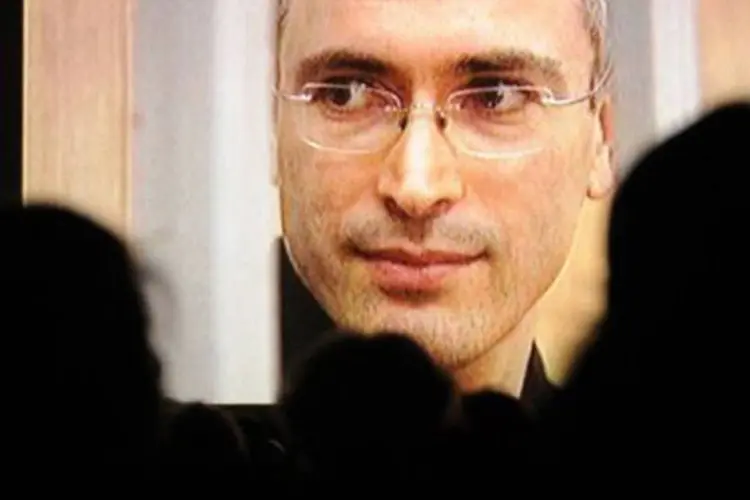 Documentário sobre Khodorkovski exibido em Moscou: detido desde 2003, elei foi condenado a 13 anos de prisão por fraude fiscal, lavagem de dinheiro e desvio de petróleo (Kirill Kudryavtsev/AFP)