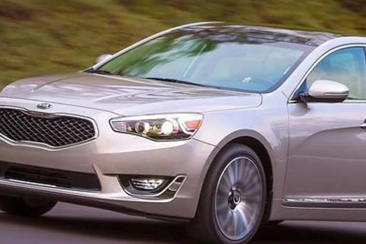 Kia Cadenza 2014: lançamento ganhou novos faróis, pequenas alterações no para-choque dianteiro e no capô. Também há atualização no visual nas lanternas traseiras e tampa de porta-malas (Divulgação)
