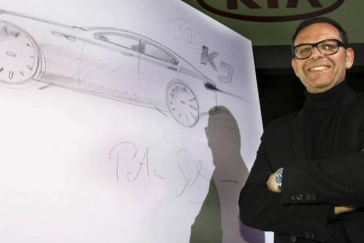 Atual presidente da Kia Motor, Peter Schreyer posa ao lado do design do novo Kia K9 em Seul (Newsis/Reuters)
