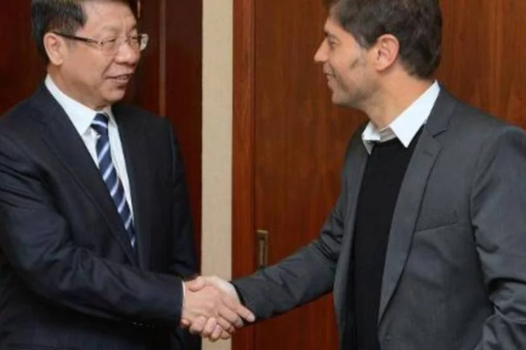 Axel Kicillof, ministro da Economia da Argentina, cumprimenta o vice-ministro chinês das Finanças Shi Yaobin, em Pequim (STR/AFP)