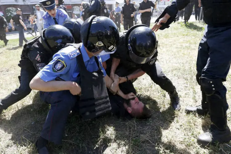 
	Manifestante homof&oacute;bico detido: confrontos deixaram cinco policiais feridos
 (Stringer/Reuters)