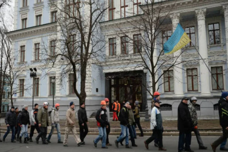 
	Manifestantes vigiam as ruas ao lado dos escrit&oacute;rios presidenciais em Kiev, Ucr&acirc;nia: conversa teria acontecido depois que chanceler visitou Kiev
 (Jeff J Mitchell / Getty Images)