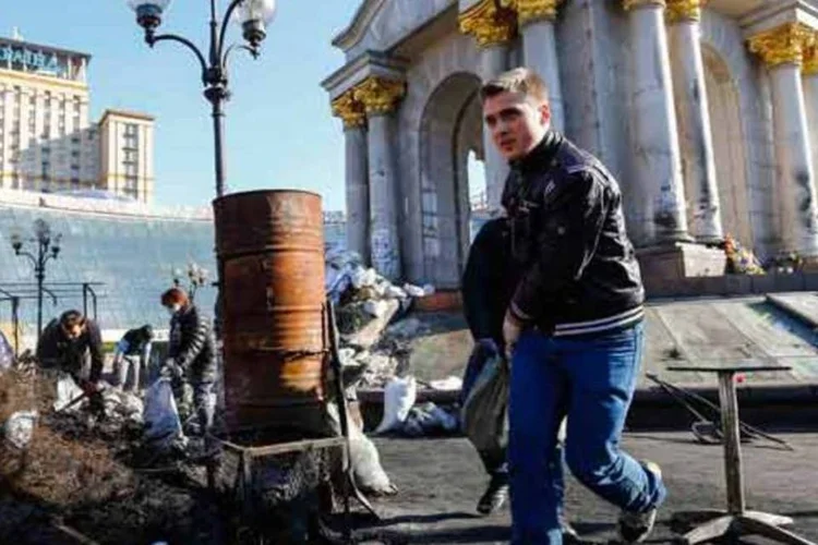 
	Kiev: &quot;R&uacute;ssia pede suspens&atilde;o imediata de todas as a&ccedil;&otilde;es militares e da viol&ecirc;ncia, a retirada das tropas e plena implementa&ccedil;&atilde;o pela parte ucraniana do Acordo de Genebra&quot;, diz comunicado (Reuters)