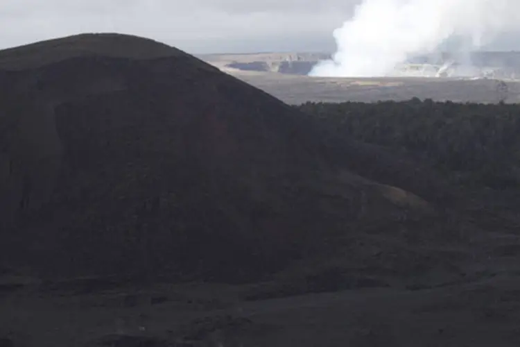Cratera do vulcão Kilauea: "A lava fundida no oceano gera um vapor que pode parecer inofensivo, mas pode ser muito perigoso", advertiu Babb (Gillfoto/ Wikimedia Commons)