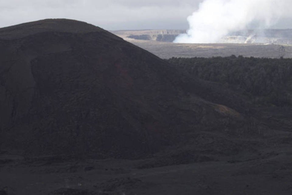 Vulcão Kilauea lança lava ao mar e é atração perigosa
