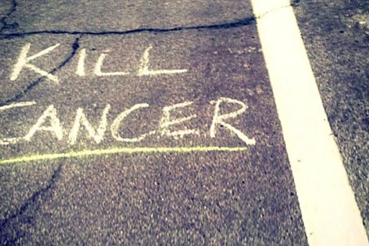 
	Inscri&ccedil;&atilde;o &quot;Mate o C&acirc;ncer&quot; no asfalto: negros americanos continuam registrando maior incid&ecirc;ncia de c&acirc;ncer e&nbsp;morte&nbsp;provocada por esta doen&ccedil;a entre todos os grupos &eacute;tnicos
 (Samantha Celera / Flickr)