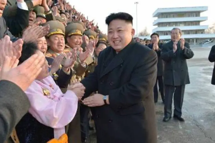Kim Jong-un é aplaudido por populares na Coreia do Norte: Pyongyang enviou uma carta de protesto a Londres (AFP)