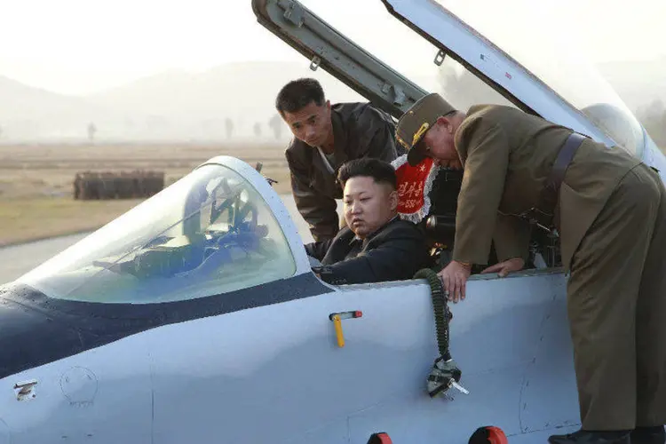 O líder Kim Jong Un sentado em aeronave durante inspeção na Coreia do Norte (KCNA/Reuters)