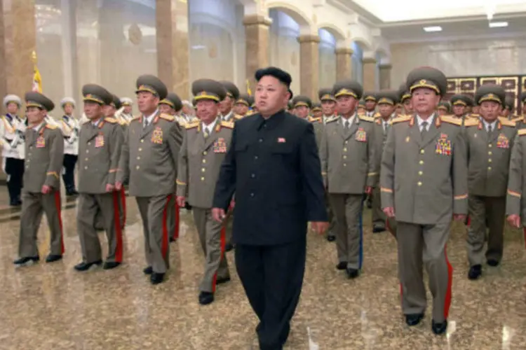O líder norte-coreano Kim Jong-un (C) visita Palácio do Sol de Kumsusan (KCNA/Reuters)