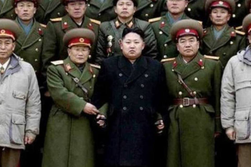 Kim Jong-un inspeciona tropas pela 2ª vez em 2012