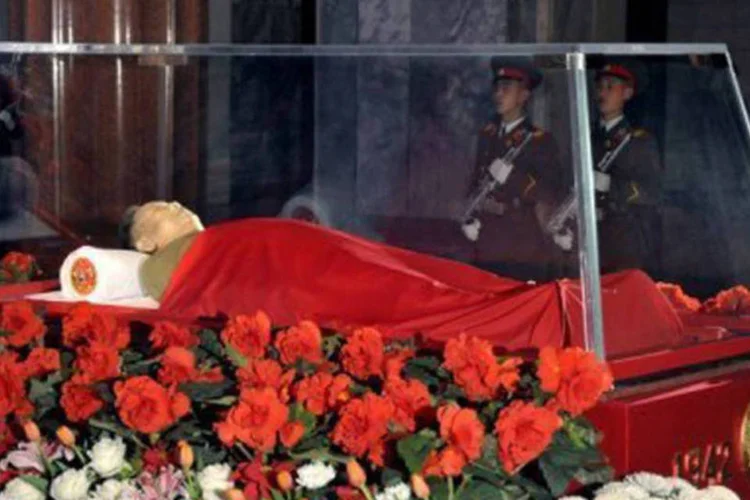 O corpo de Kim Jong-il será exposto de modo permanente no mausoléu Kumsusan de Pyongyang
 (KCNA/AFP)