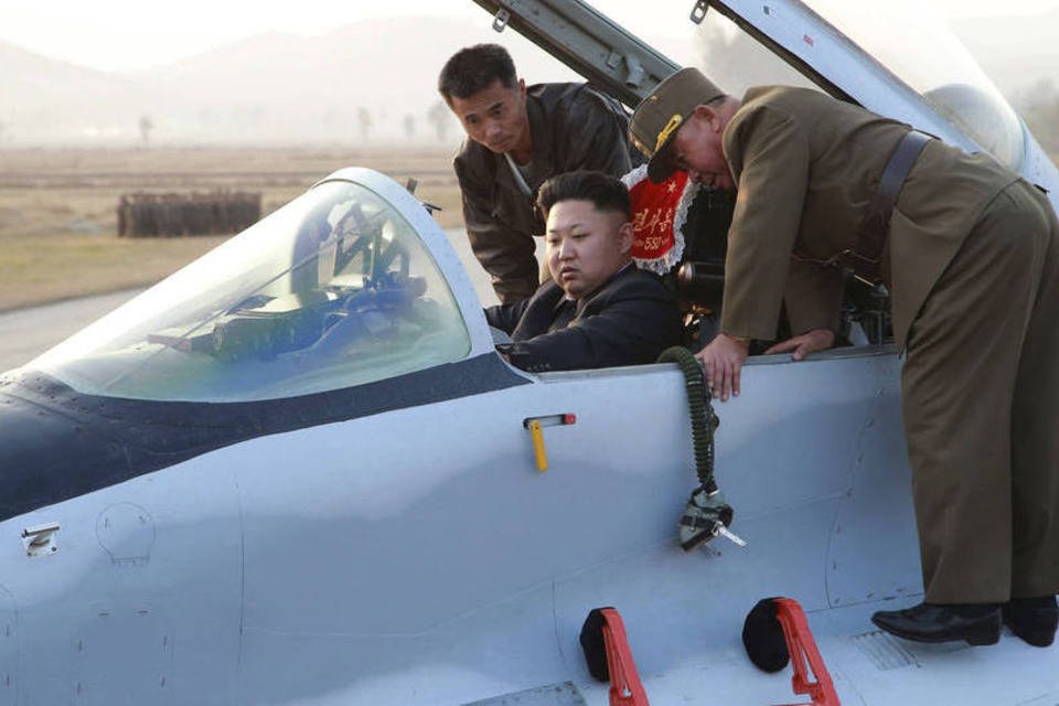 Kim Jong-un viaja em jato para vistoriar foguete, diz TV