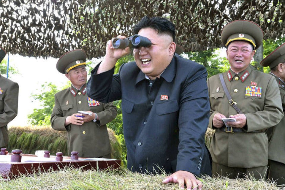 Coreia do Norte dispara mísseis em direção ao mar