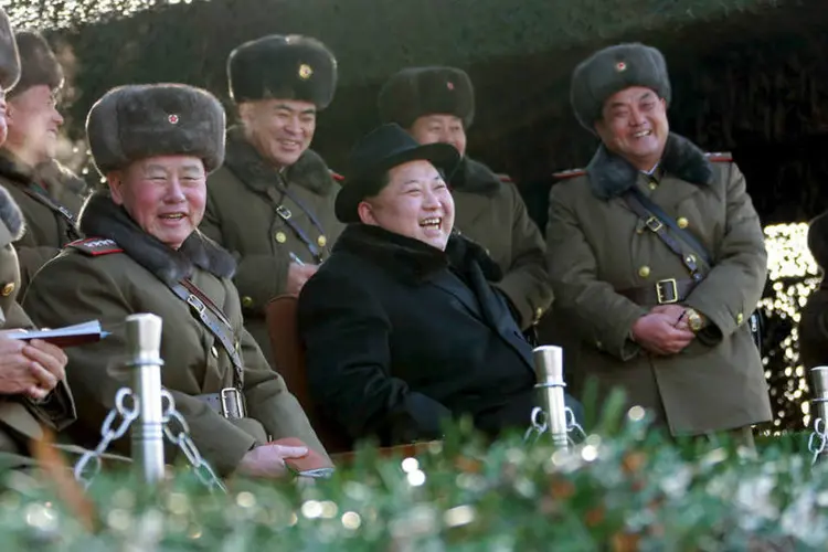 
	Kim Jong-un junto com representantes do Ex&eacute;rcito da Coreia do Norte: pa&iacute;s amea&ccedil;a atacar a Coreia do Sul
 (KCNA / Reuters)