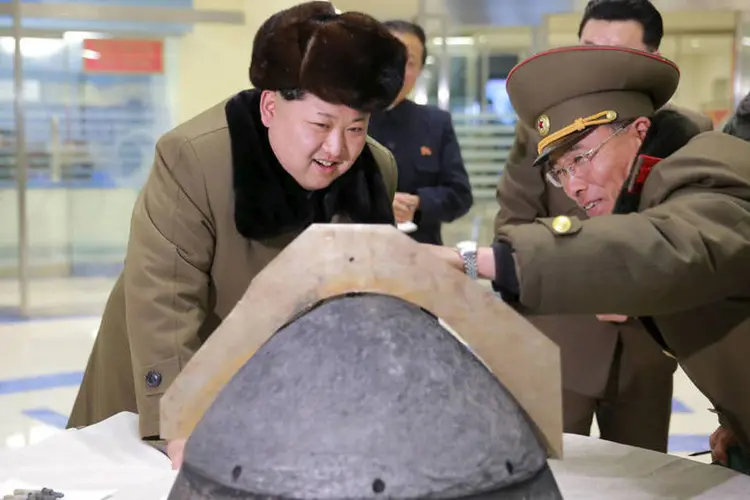 
	Testes nucleares: a imprensa oficial publicou foto de Kim posando ao lado do que foi apresentado como uma ogiva nuclear miniaturizada
 (KCNA / Reuters)