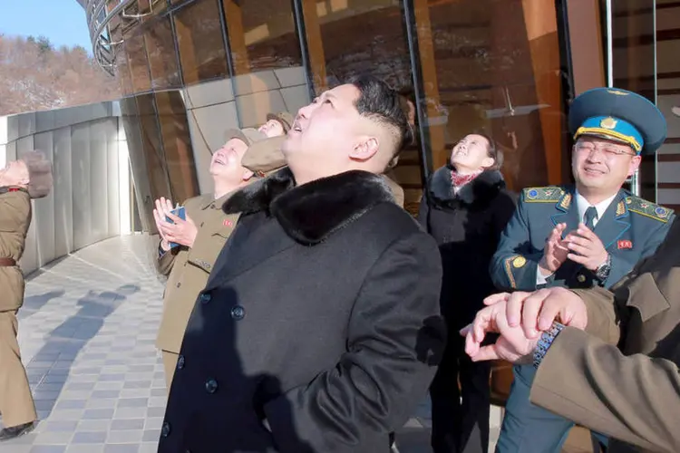 
	Kim Jong Un: l&iacute;der da Coreia do Norte olha o lan&ccedil;amento de suposto m&iacute;ssil
 (Kyodo / Reuters)