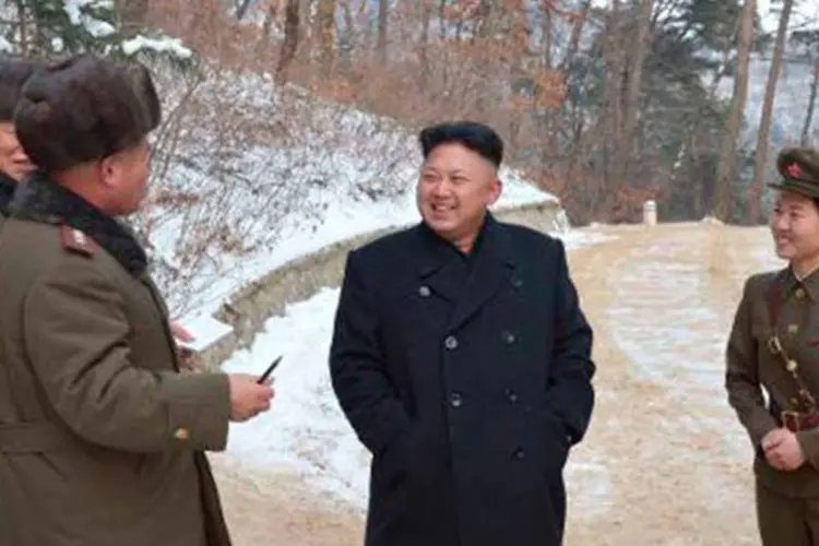 
	O l&iacute;der norte-coreano, Kim Jong-un (c), visitando uma instala&ccedil;&atilde;o militar em Anju, sul da Coreia do Norte
 (KNS/AFP)