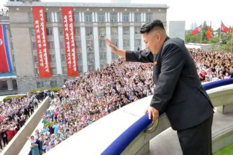 
	Kim Jong-Un: os preparativos do desfile, anunciados desde fevereiro, se aceleraram nas &uacute;ltimas semanas e os muros de Pyongyang est&atilde;o repletos de cartazes elogiando os m&eacute;ritos do partido
 (AFP)