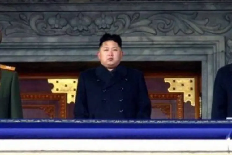 O novo líder da Coreia do Norte, Kim Jong-Un (C), junto ao presidente da Assembleia Popular, Kim Yong-Nam (Kcna /AFP)