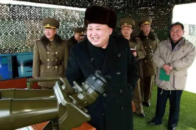 
	Kim Jong-Un inspeciona instala&ccedil;&atilde;o militar na Coreia do Norte: a Comiss&atilde;o Nacional de Defesa assegurou que defender&aacute; o pa&iacute;s com ogivas nucleares suficientemente pequenas para ser escondidas em seus proj&eacute;teis
 (AFP)