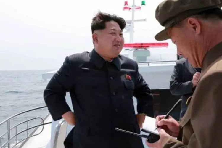 O líder norte-coreano, Kim Jong-Un, acompanha o teste de um míssil balístico, em um local não divulgado (AFP)