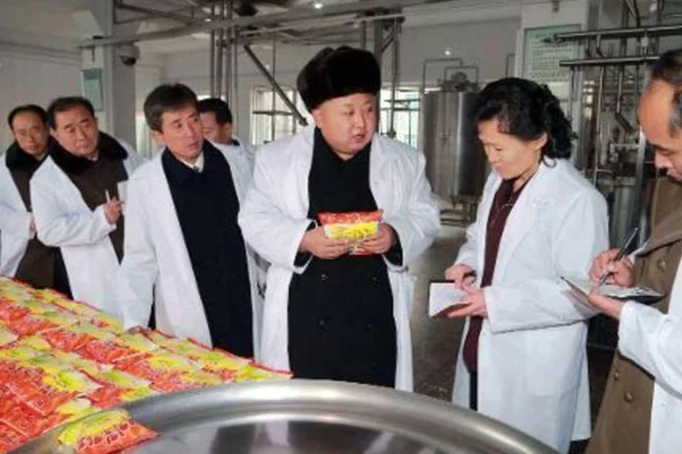 Kim Jong-Un visita uma fábrica em Pyongyang: Sony Pictures cancelou a estreia de um filme que fazia uma paródia sobre o regime norte-coreano (KNS/AFP)
