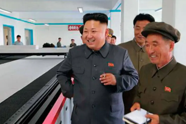 Foto pela agência estatal norte-coreana KCNA mostra Kim Jong-Un durante visita a uma fábrica
 (AFP)