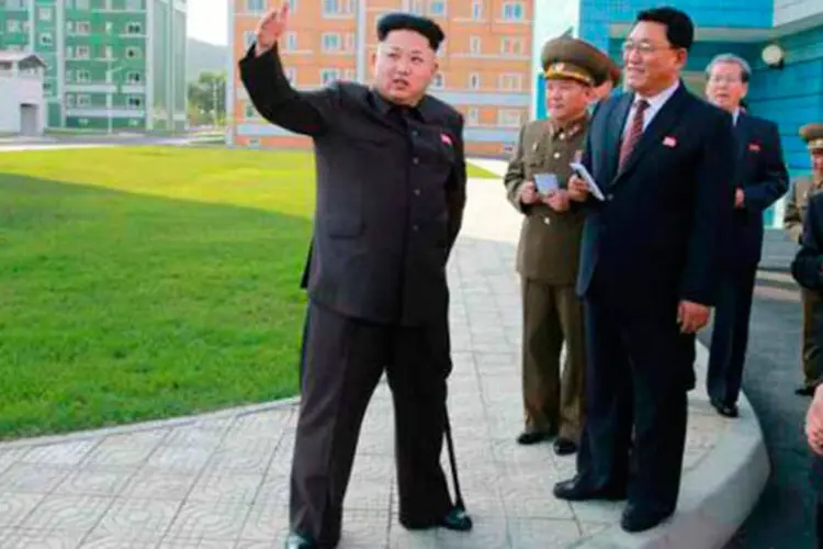
	Kim Jong-Un com uma bengala: ele parece sofrer de sobrepeso e seus passos s&atilde;o lentos
 (REUTERS/KCNA)