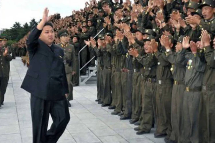 Kim Jong-Un acena para soldados em Pyongyang no dia 12 de julho: líder da Coreia do Norte se tornou Marechal (AFP)