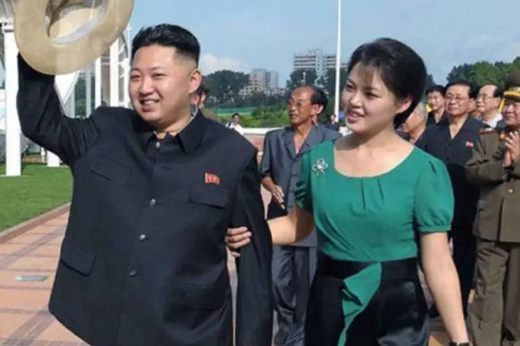 O dirigente norte-coreano Kim Jong-Un ao lado da esposa Ri Sol-Ju: casamento ocorreu em 2009 (AFP)