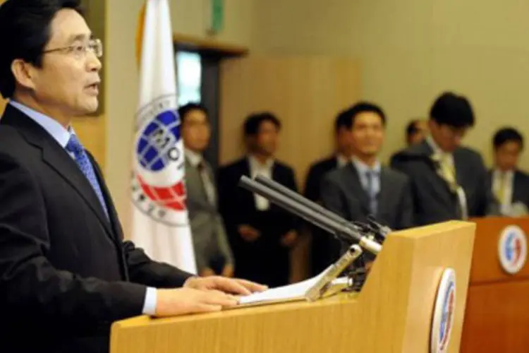 O porta-voz da chancelaria sul-coreana, Kim Young-Sun: Seul passará a investigar qualquer operação financeira com o Irã superior a 40 mil euros (Jung Yeon-Je/AFP)