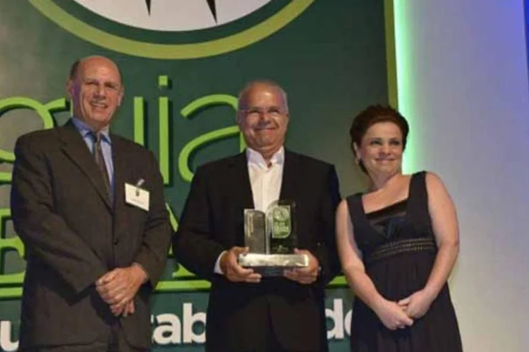 
	Jo&atilde;o Damato (ao centro) &eacute; premiado pelo Guia Exame de Sustentabilidade
 (RLC Press)