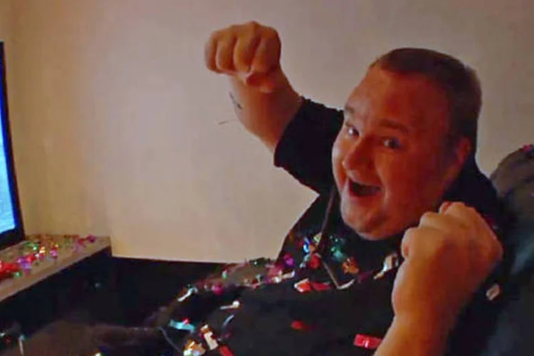 
	Kimdotcom: hoje, por&eacute;m, o multimilion&aacute;rio alem&atilde;o reincidiu e publicou no Twitter um link para&nbsp;&quot;15 brincadeiras sobre estupro que funcionam&quot;
 (Reprodução)