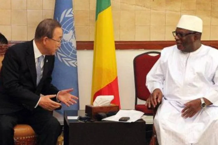 O secretário-geral da ONU, Ban Ki-Moon (esq.), reúne-se com o presidente do Mali, Ibrahim Boubacar Keita, no Palácio presidencial em Bamako (Habibou Kouyate/AFP)