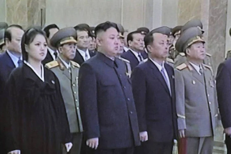 
	Kim Jong-Un (C) acompanha cerim&ocirc;nia que marcou o primeiro anivers&aacute;rio da morte de Kim Jong-Il: ele faleceu v&iacute;tima de um ataque card&iacute;aco em 17 de dezembro de 2011 aos 69 anos
 (North Korean TV/AFP)