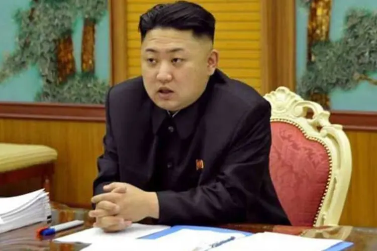 
	O l&iacute;der norte-coreano, Kim Jong-Un: Baengnyeong tem 5.000 habitantes e &eacute; a base de v&aacute;rias unidades militares.
 (AFP)