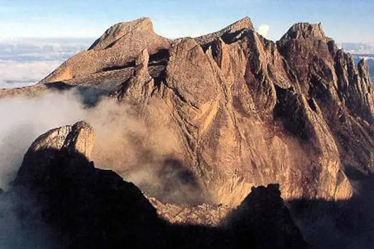 
	Monte Kinabalu na Mal&aacute;sia: segundo a acusa&ccedil;&atilde;o, os turistas fizeram um desafio de tirar fotos nus, apesar do frio
 (AFP)