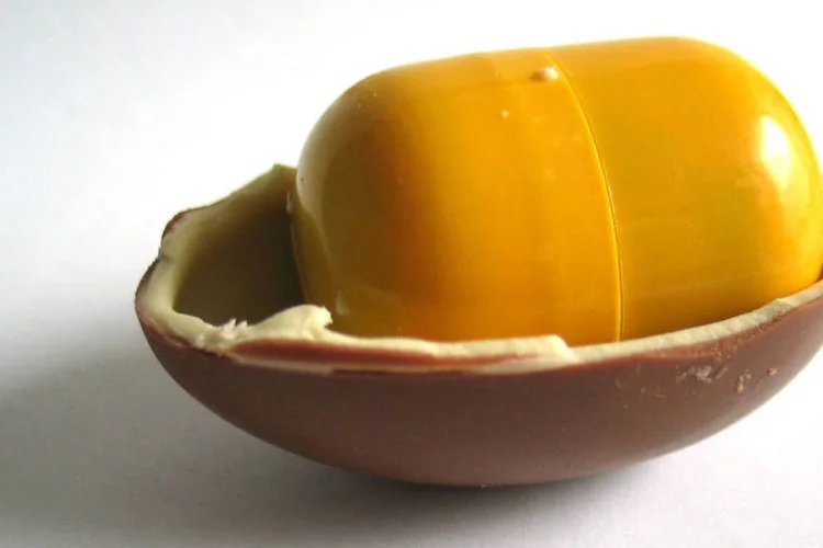 
	Kinder Ovo: menina se asfixiou no fim de semana passado ao engolir o brinquedo com rodas que constava no ovo de chocolate
 (Wikicommons)