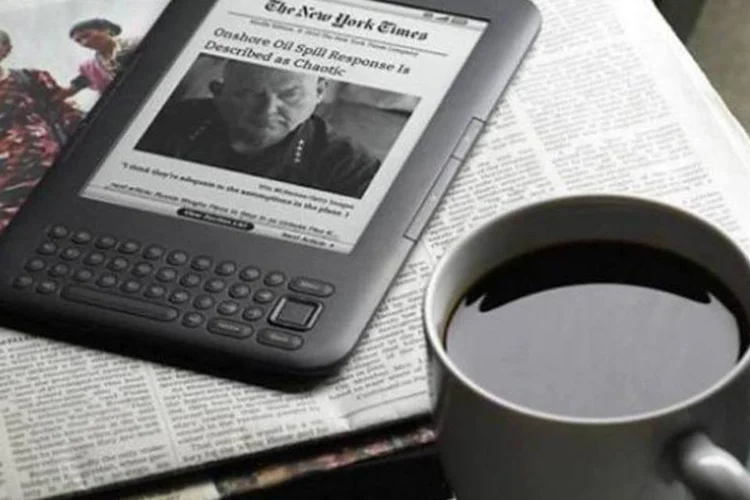 O Kindle Tablet não deve aposentar o e-reader Kindle, que fica como opção mais compacta e barata da Amazon para leitura (Divulgação/Amazon)