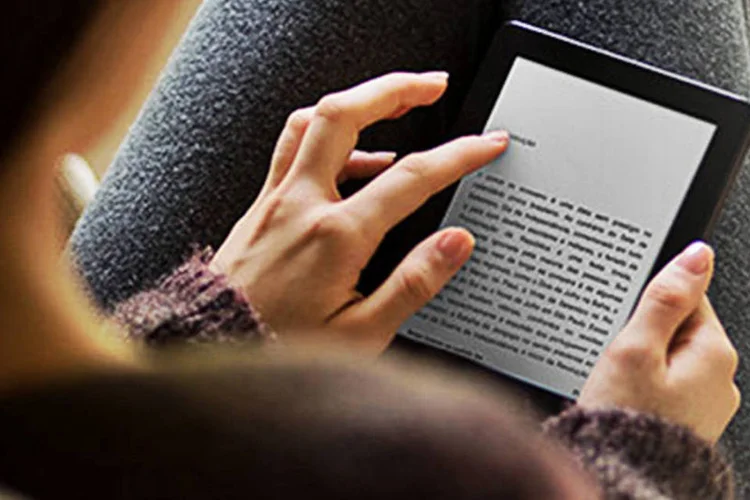 
	H&aacute; quem prefira a praticidade de poder carregar v&aacute;rios livros em um &uacute;nico aparelho, como tablet ou leitor espec&iacute;fico de e-books
 (Reprodução/Kindle.com)