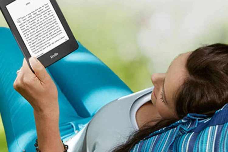 
	Mulher l&ecirc; no Kindle Paperwhite, da Amazon
 (Amazon)