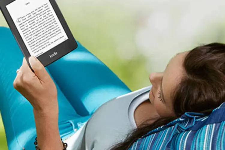 Mulher lê no Kindle Paperwhite (Amazon)