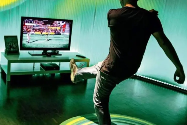 
	Jogador de Kinect: tecnologia de sensoriamento da PrimeSense, que d&aacute; a dispositivos digitais a capacidade de observar um ambiente em tr&ecirc;s dimens&otilde;es, foi usada no acess&oacute;rio de Xbox
 (Oliver Berg/Latinstock)