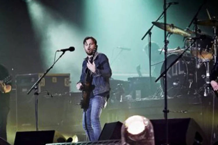 O cantor e líder do grupo (c), Caleb Followill, saiu do palco dizendo que ia vomitar porque fazia muito calor (Jens Dige/AFP)