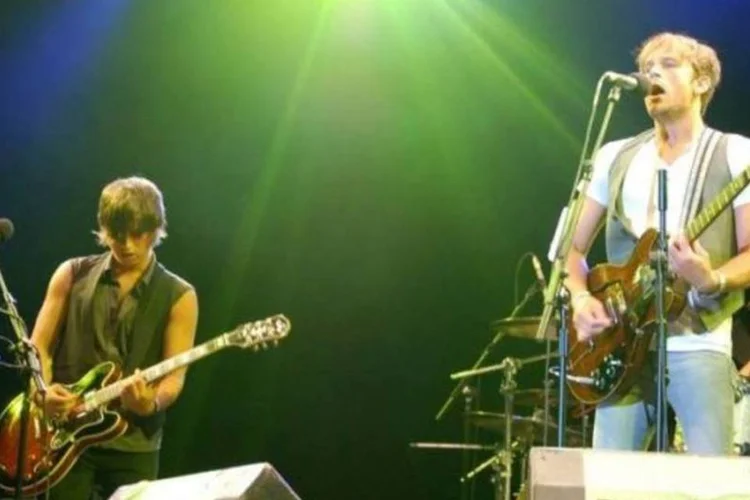 
	Banda de rock Kings of Leon: apesar de todos os integrantes estarem na casa dos 30 anos, tanto sua imagem como suas m&uacute;sicas parecem refletir um grupo mais veterano
 (Wikimedia Commons)