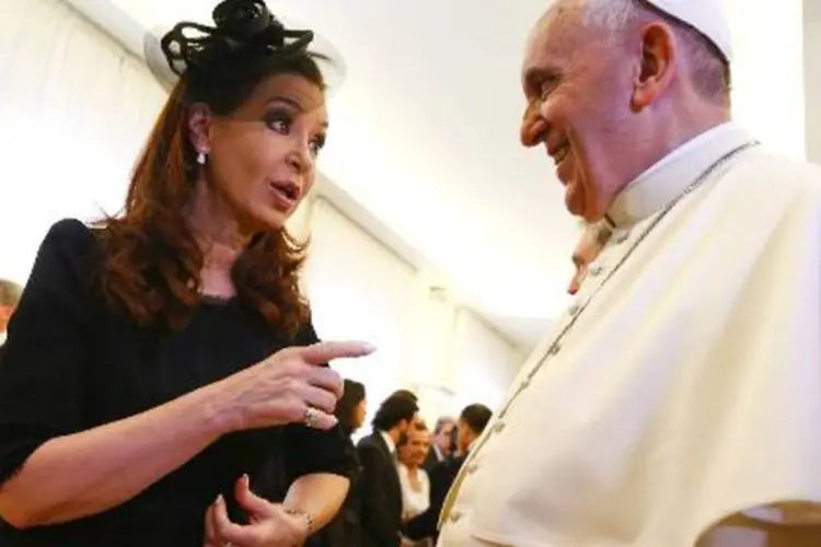 
	A presidente argentina Cristina Kirchner em encontro com o papa Francisco no Vaticano: o Pont&iacute;fice tem forte influ&ecirc;ncia em seu pa&iacute;s, cuja popula&ccedil;&atilde;o &eacute; em sua maioria cat&oacute;lica
 (Tony Gentile/AFP)