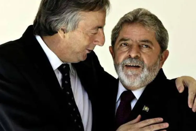 Lula abraça o então presidente argentino, Nestor Kirchner, que morreu hoje vítima de ataque cardíaco (Ricardo Stuckert/Presidência da República)