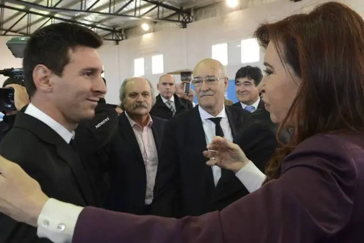 
	Cristina Kirchner cumprimenta Lionel Messi durante a chegada da sele&ccedil;&atilde;o em Buenos Aires
 (Presidência da Argentina/Divulgação via Reuters)